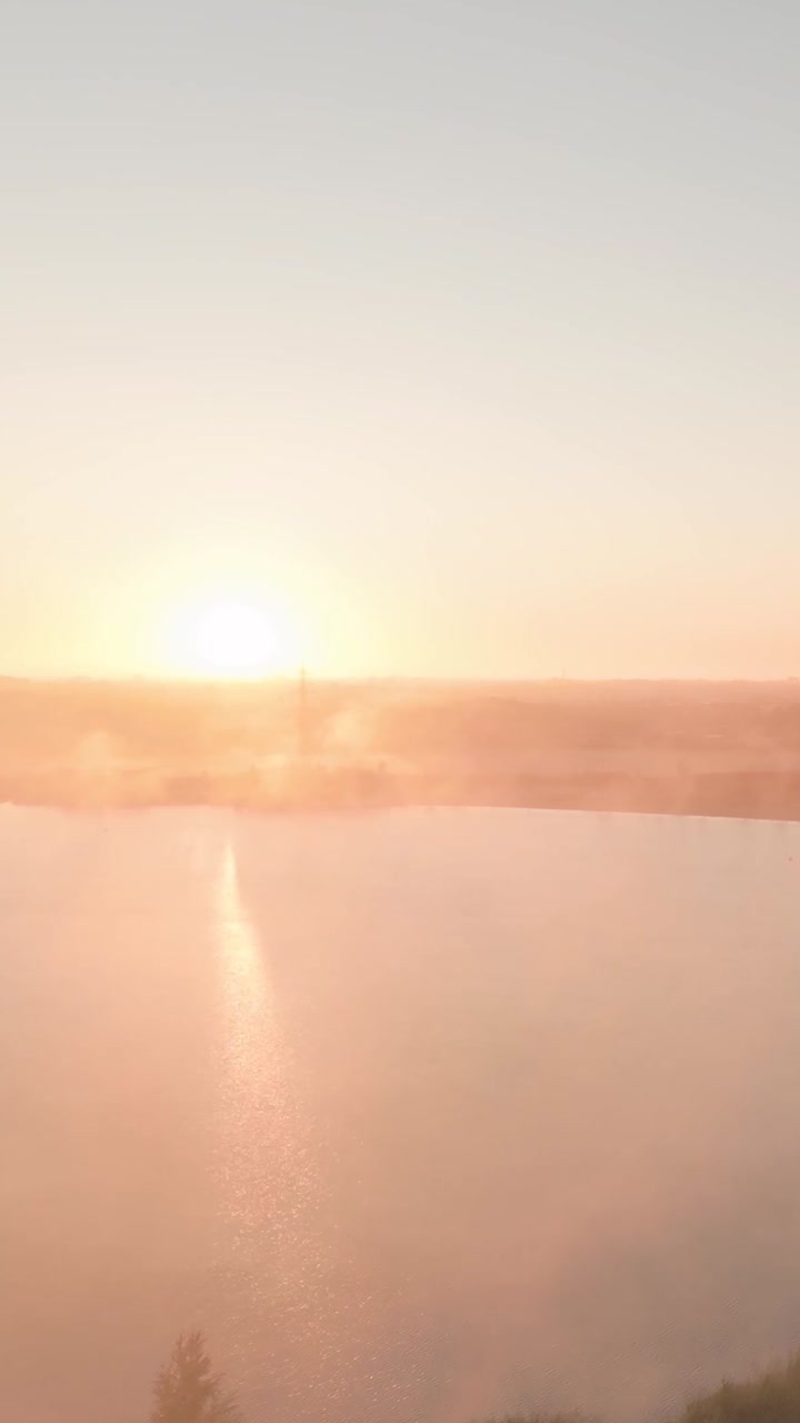 안개가 가득한 강 위에서 해가 뜨는 것