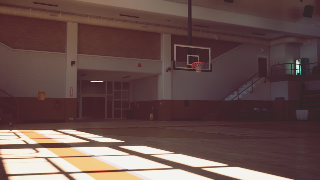 cancha de baloncesto cubierta vacía