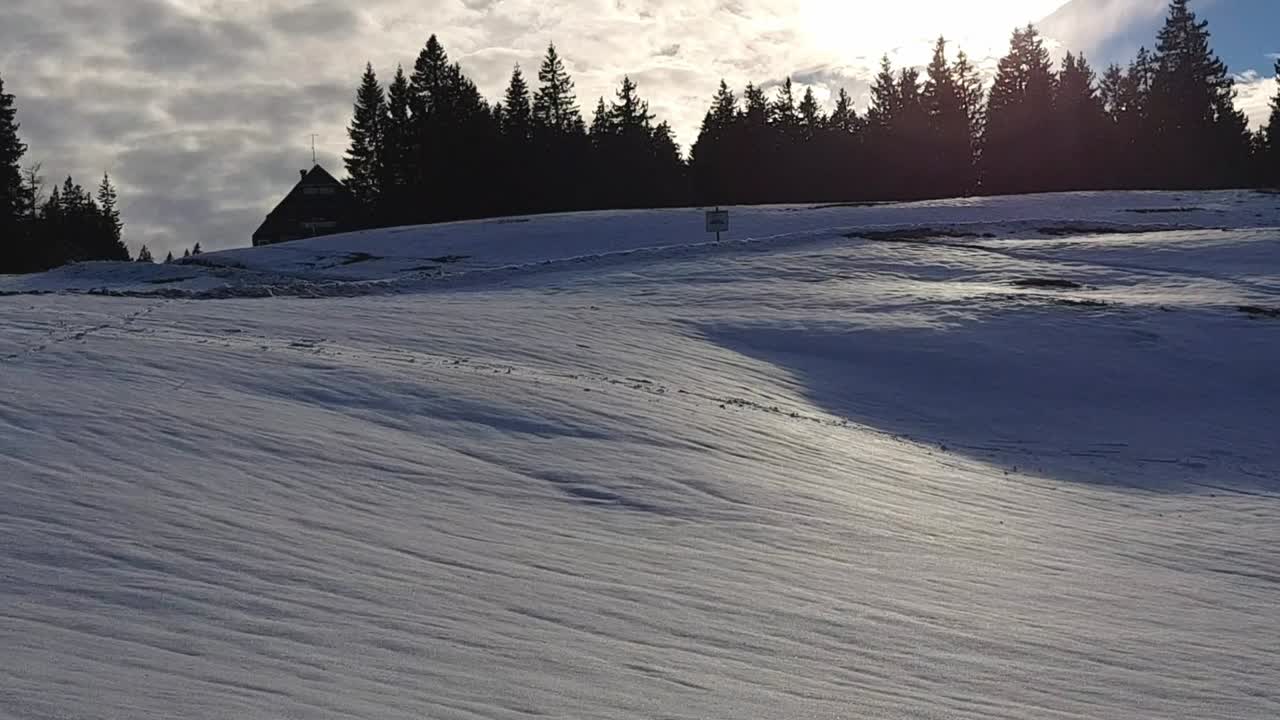 Vista panoramica di un paesaggio innevato con orme nella neve nella Foresta Nera, Germania