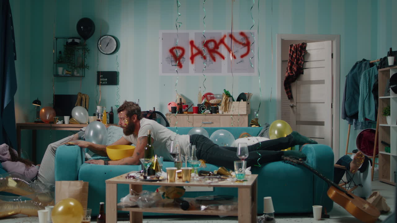 después de una fiesta desordenada.