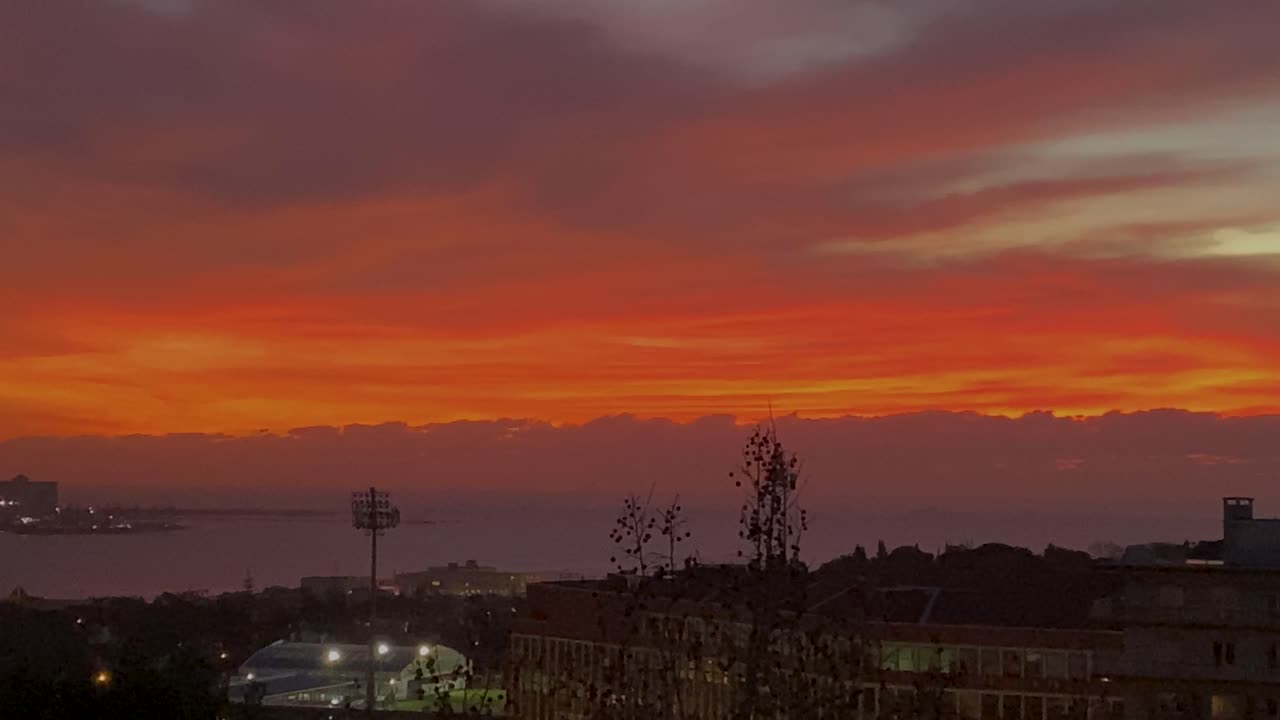vista aérea de cerca de la costa da caparica desde alfama sobre el río tajo en el cielo de silueta naranja