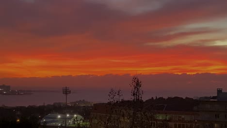 Vista-Aérea-De-Cerca-De-La-Costa-Da-Caparica-Desde-Alfama-Sobre-El-Río-Tajo-En-El-Cielo-De-Silueta-Naranja