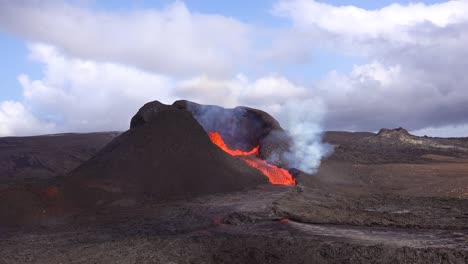 Der-Dramatische-Vulkanausbruch-Des-Vulkans-Fagradalsfjall-Auf-Der-Halbinsel-Reykjanes-In-Island