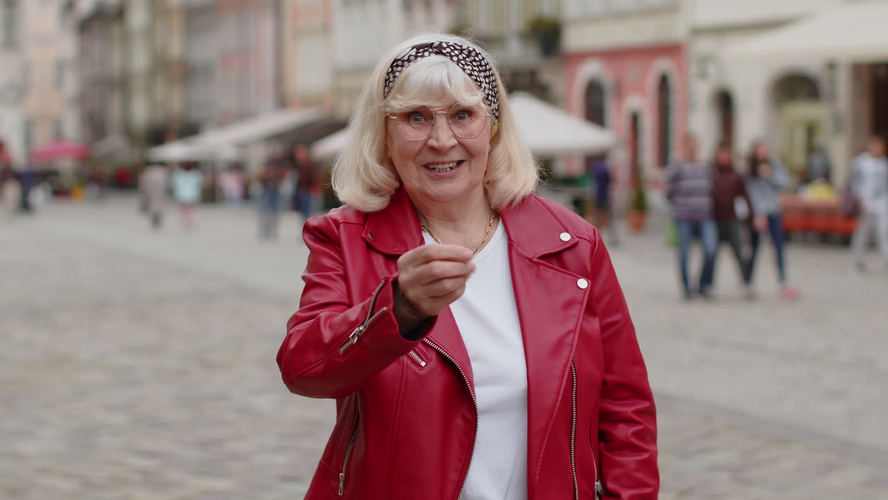 Cheerful donna ricca che mostra sprecare lanciando soldi vincere la lotteria condividere festeggiare in strada della città