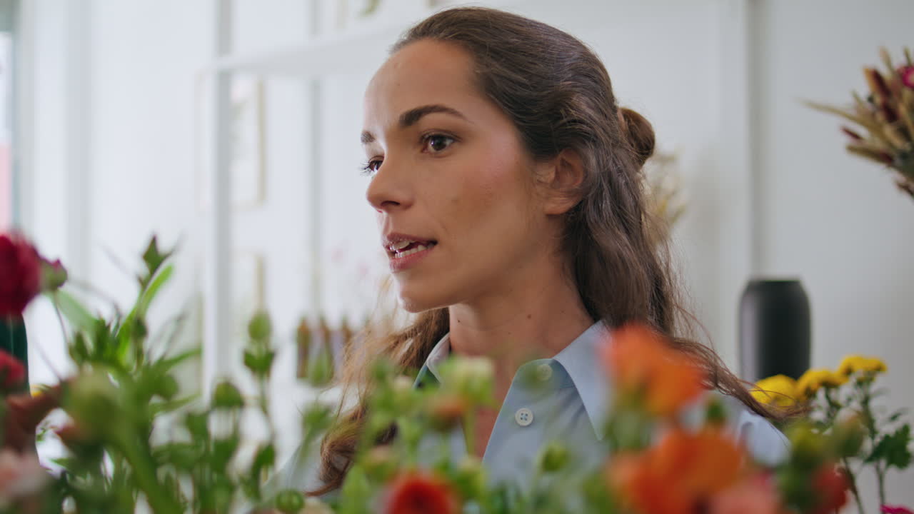 concentrado trabajador de la tienda de flores decir hermoso ramo precio en la tienda de plantas de cerca