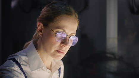 mujer concentrándose en el trabajo
