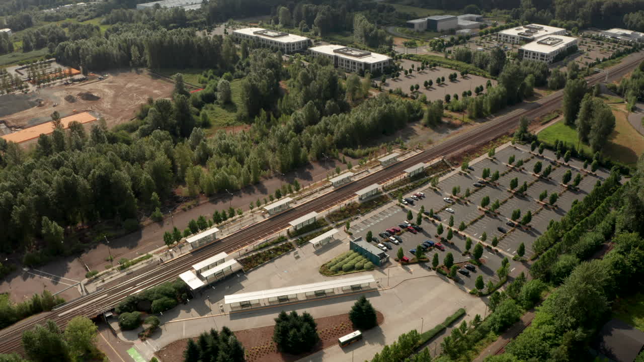 pan circular hacia abajo toma aérea sobre la estación de tren de tukwila
