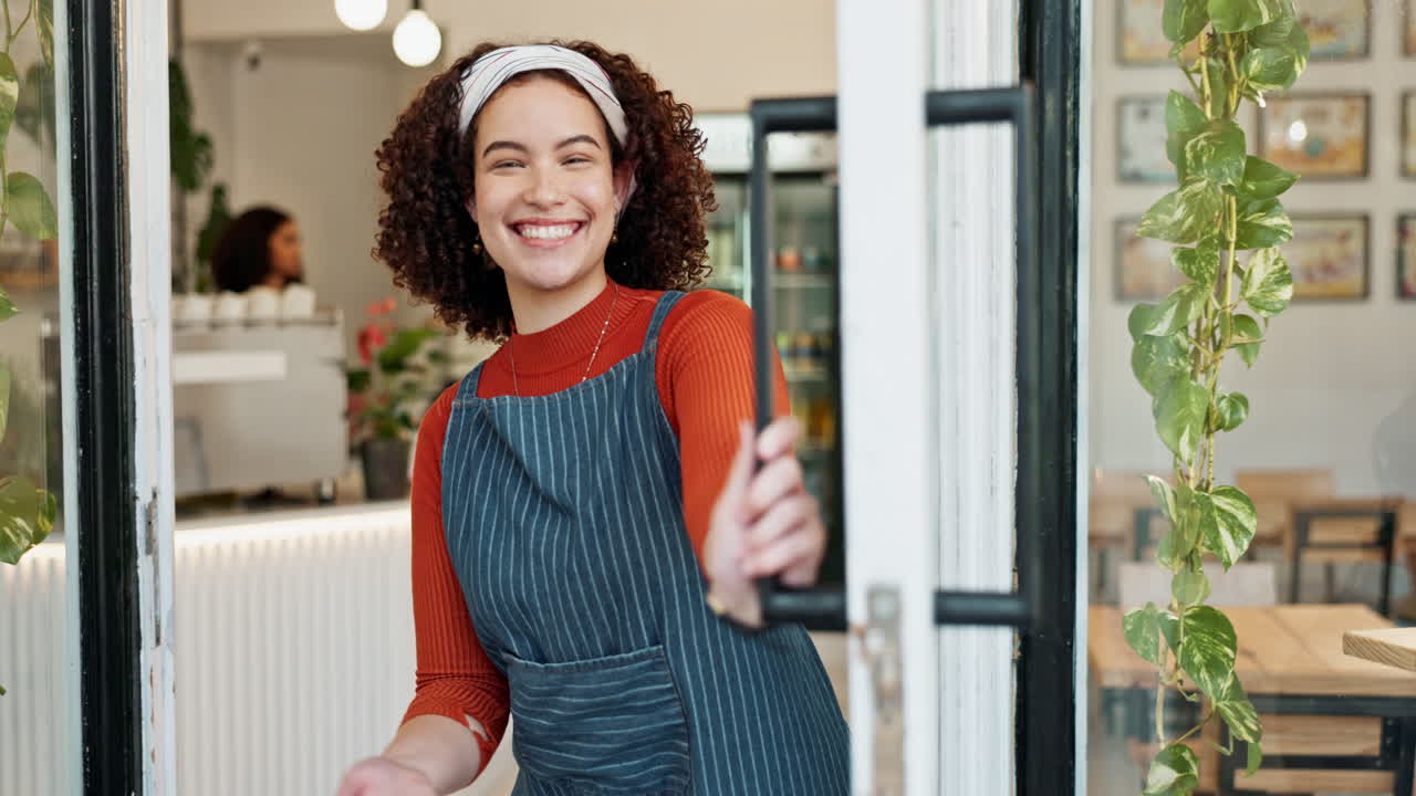 Piccola imprenditrice accogliente al caffè