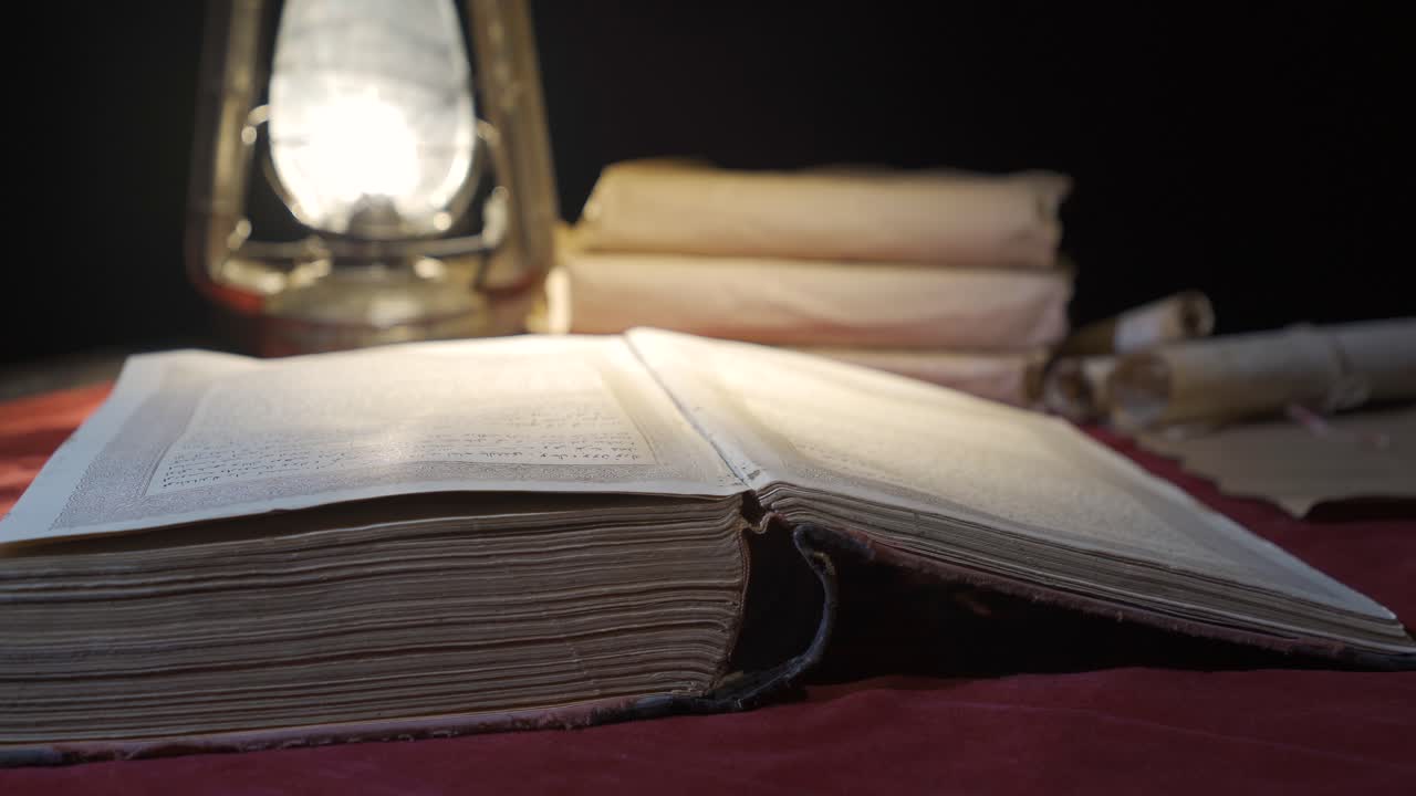 Libro storico medievale spesso e obsoleto