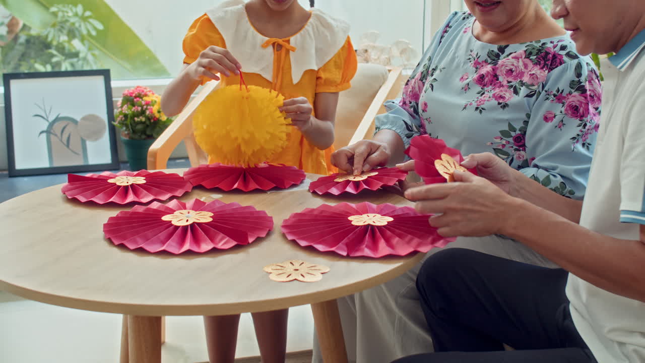 Family Crafting Decorations for Tet Holiday