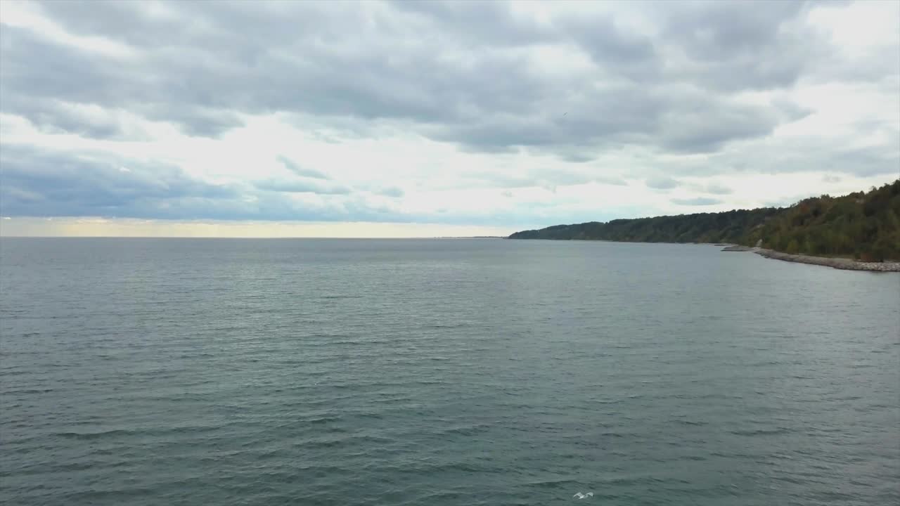 Luftfoto af Lake Ontario og Scarborough Bluffs, med en jævn fremadgående dronebevægelse.