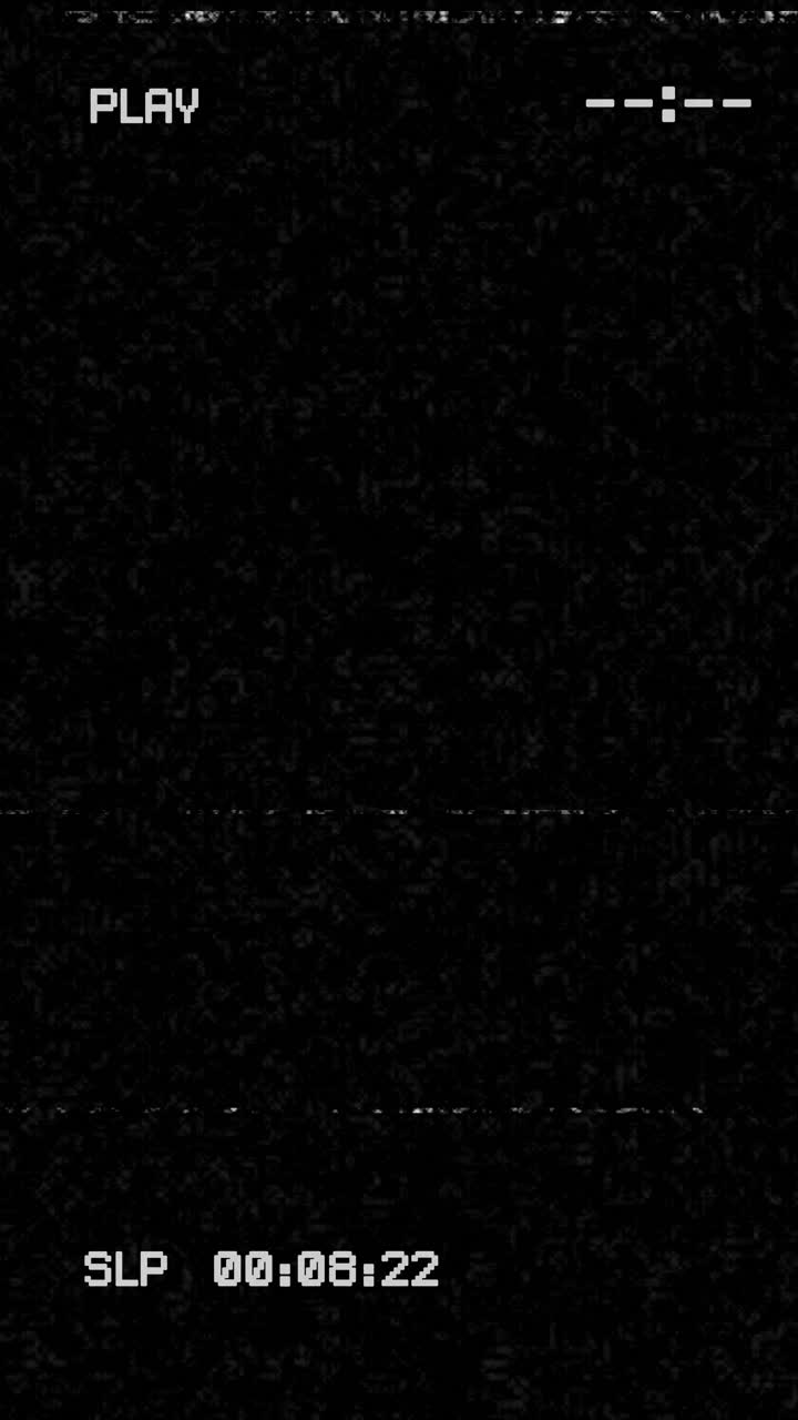 Schermo di riproduzione VHS con effetto neve e disturbi.