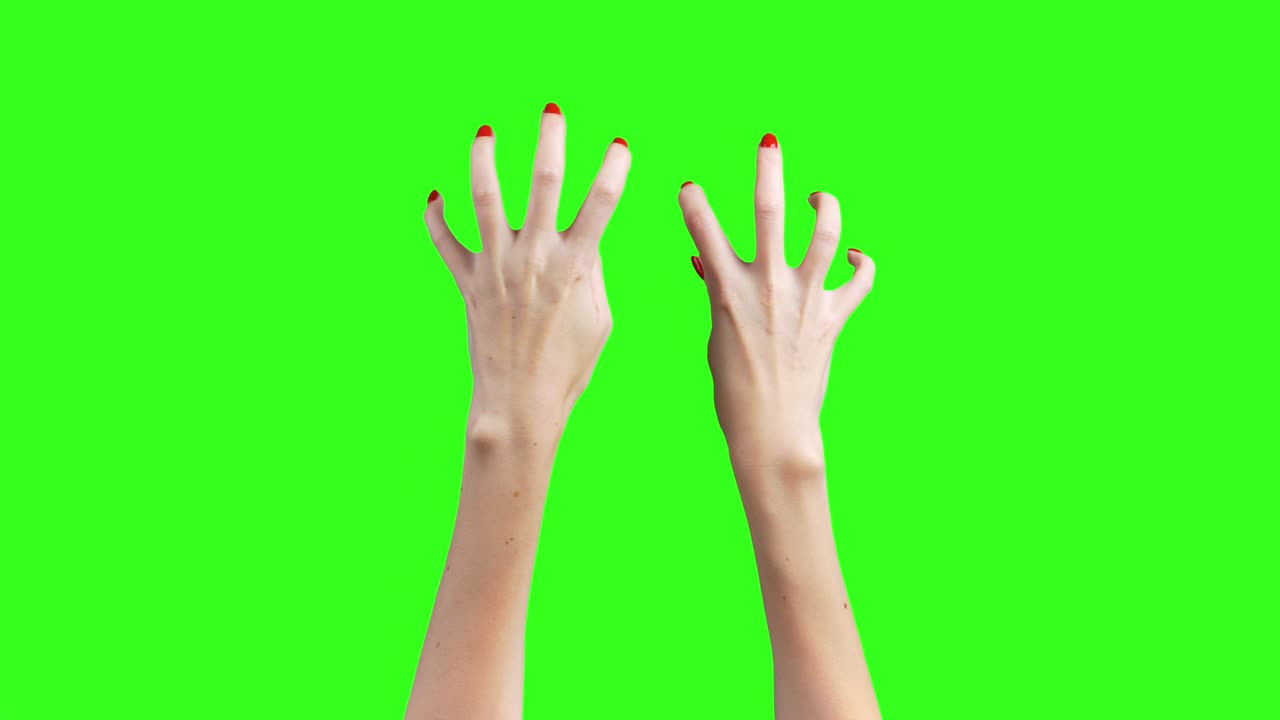 disparo de manos femeninas como un zombi en fondo verde