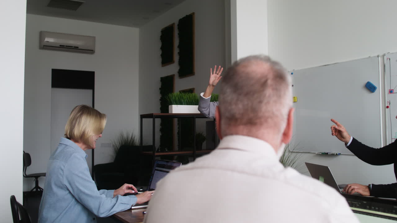 남자 교사 가 교실 에서 설명 하는 것