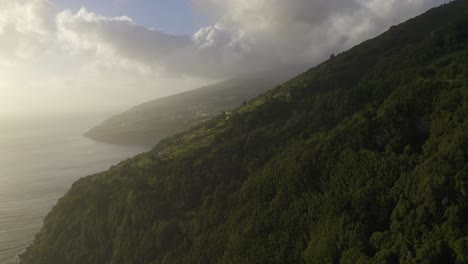 Exuberantes-Acantilados-Verdes-Con-Casas-De-Pueblo,-Isla-De-São-Jorge,-Azores,-Portugal