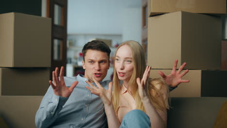 pareja mudándose casa de alquiler sentado sofá de cerca. pareja discutiendo nuevo apartamento.