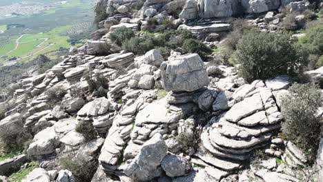 las imágenes aéreas de drones capturan el impresionante paisaje de torcal de antequera, centrándose en la formación rocosa única conocida como "el casco"