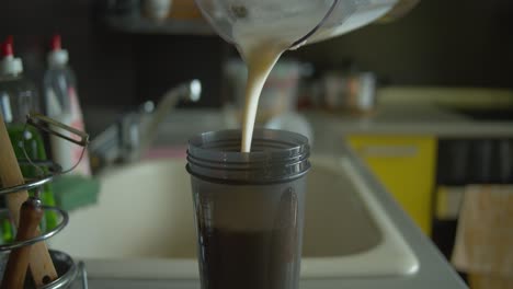 verter un batido en una coctelera
