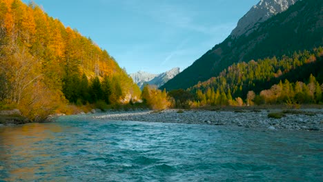 Alpes-Austríacos-Río-De-Montaña-Rissach-Con-Cielo-Vibrante