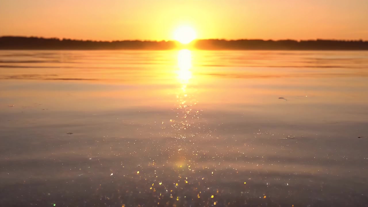 Gylden solnedgang reflekteres på roligt søvand