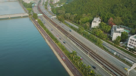 Los-Drones-Vuelan-Sobre-La-Autopista-En-Hong-Kong,-China-Problema-De-Asia-Con-El-Concepto-De-Smog-Y-Tráfico-Los-Drones-Vuelan-Sobre-El-Principal-Entorno-Metropolitano-De-La-Ciudad-Moderna