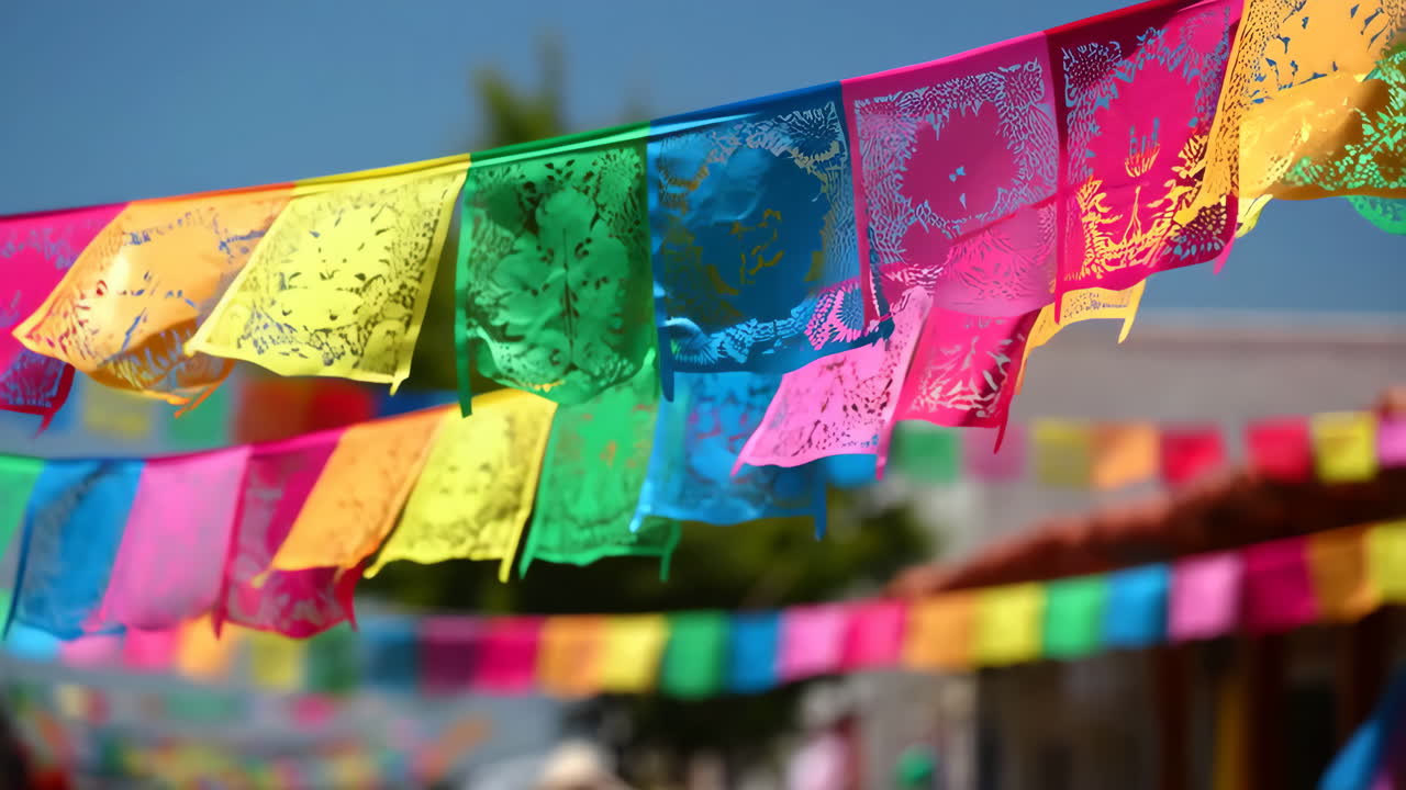 Vibrantes Banderines de Papel Picado para Celebraciones