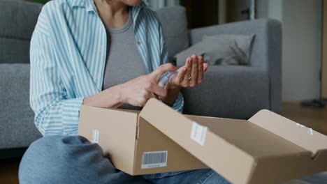 mujer desembalando un paquete en casa