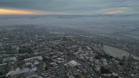 imágenes cinematográficas de drones aéreos de una fría escena de invierno en el reino unido