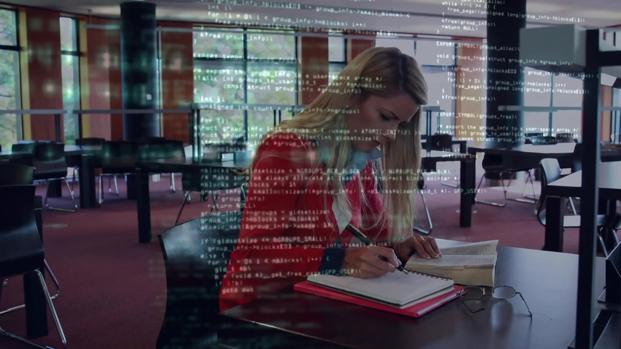 Animation einer Computerprogrammiersprache über einer kaukasischen Frau, die in einer Bibliothek in ein Buch schreibt.