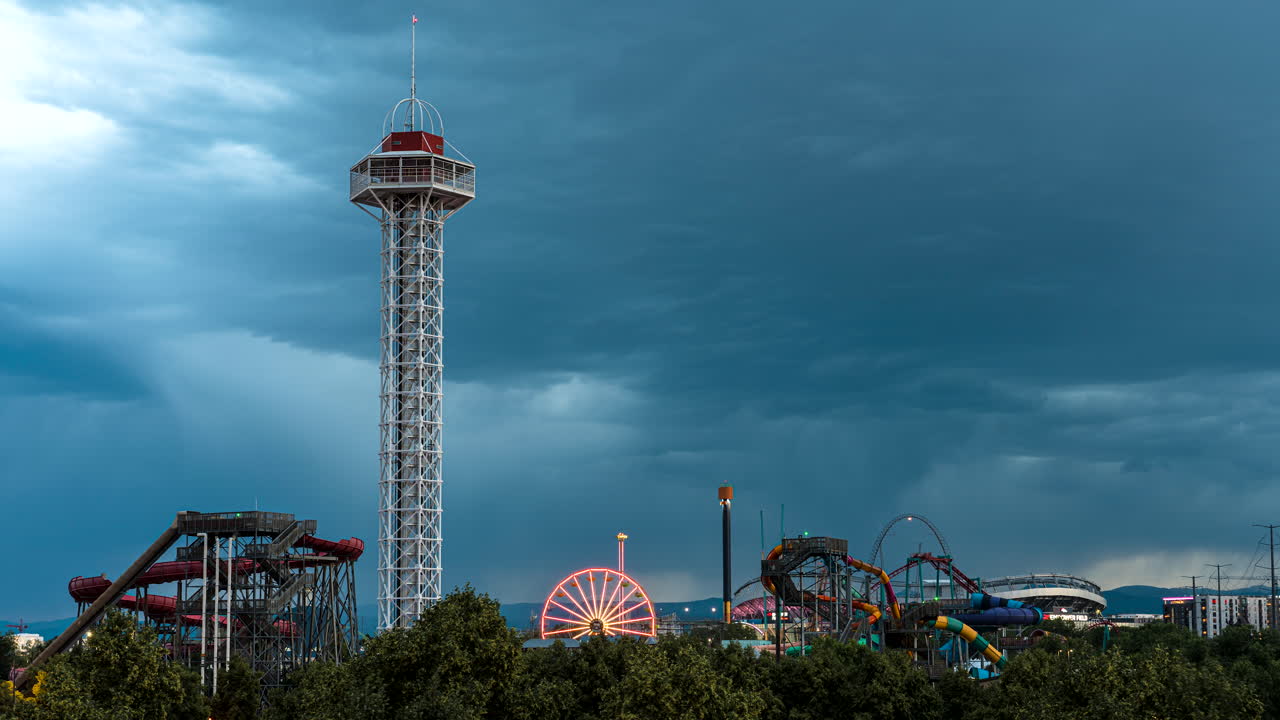 el lapso de tiempo de la tormenta sobre los jardines de elitch a medida que las nubes se vuelven más oscuras, denver
