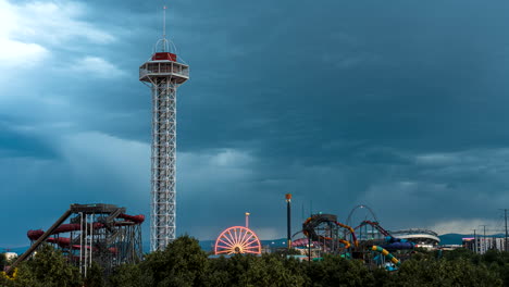 Timelapse-of-storm-brewing-over-Elitch-Gardens-as-clouds-grow-darker,-Denver