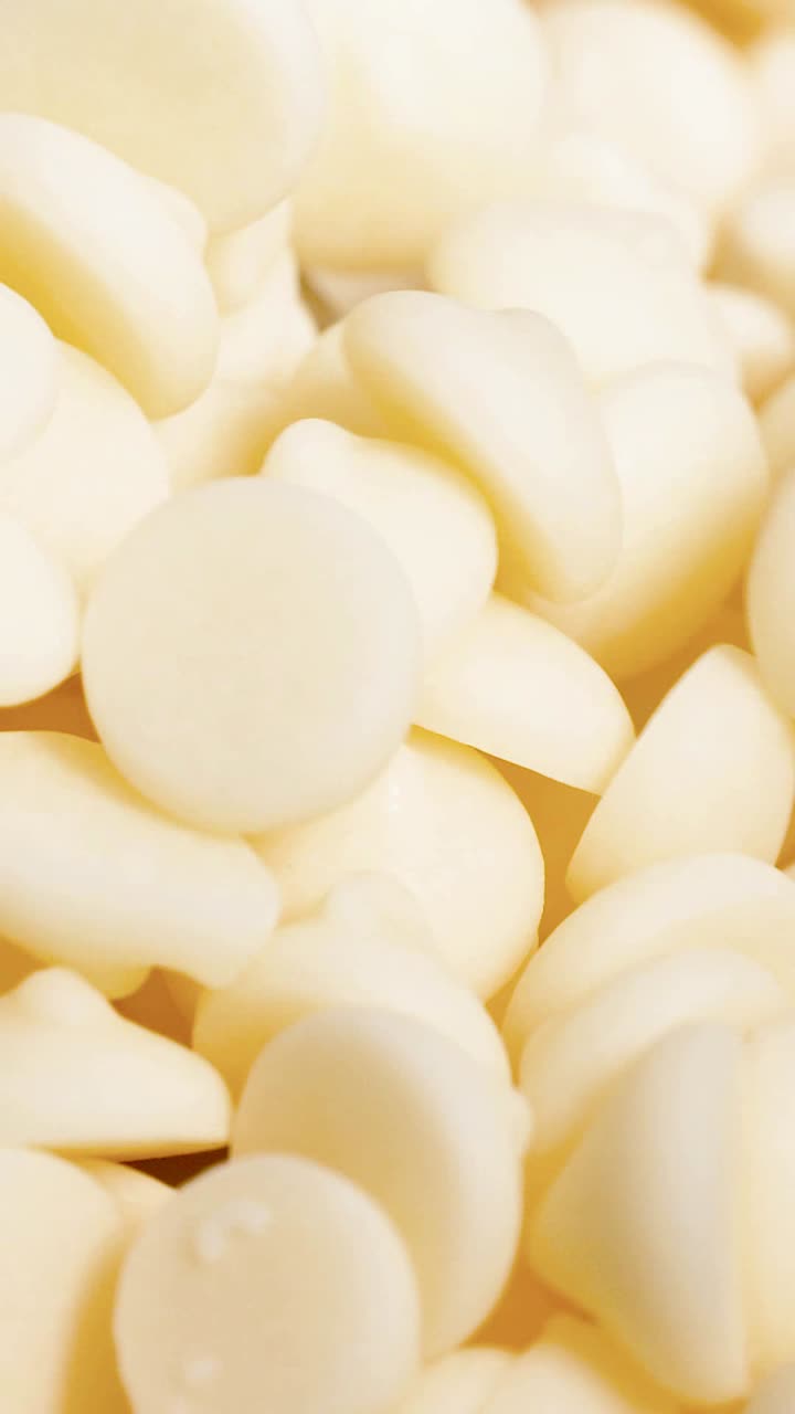 vista de cerca de las fichas de chocolate blanco