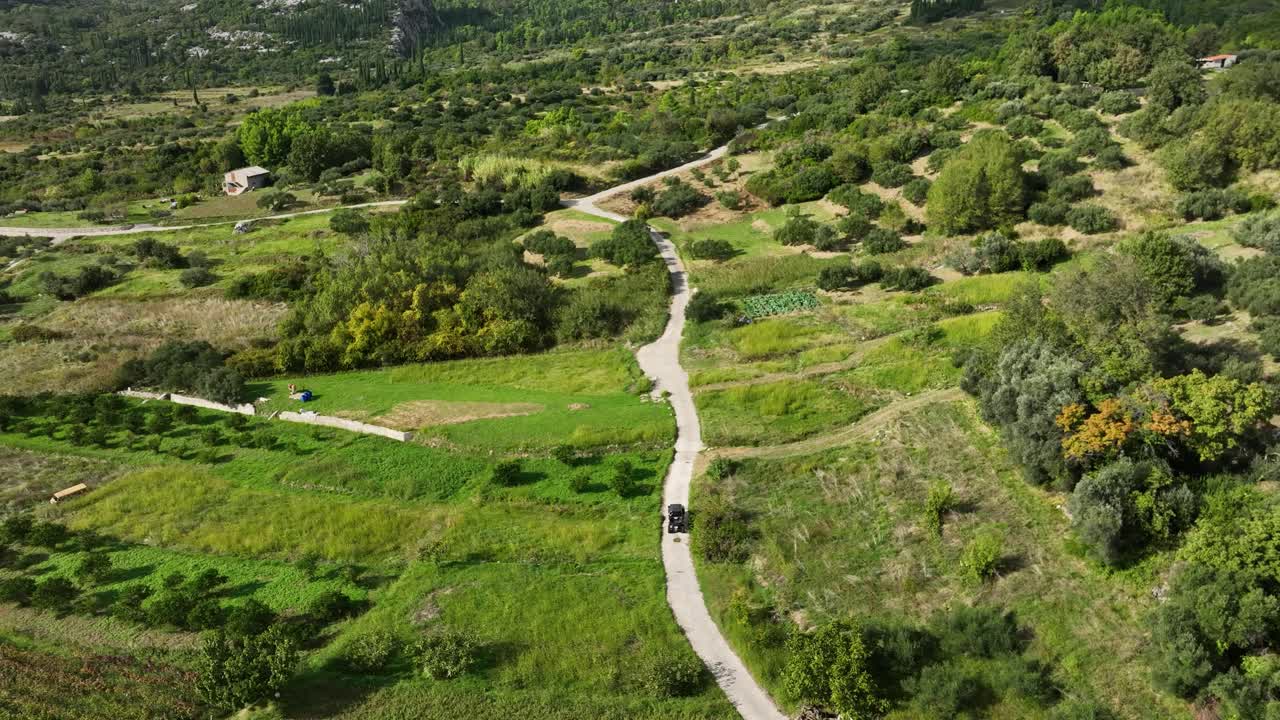 paisaje rural serbio con vistas a las montañas