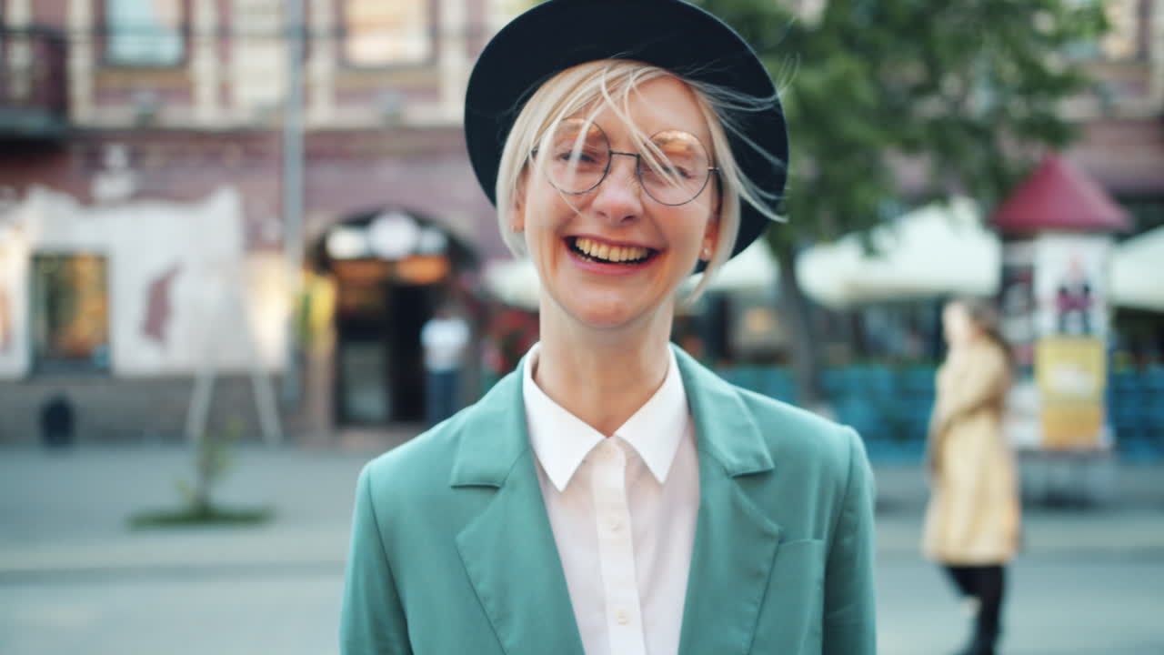 도시에서 웃는 여자