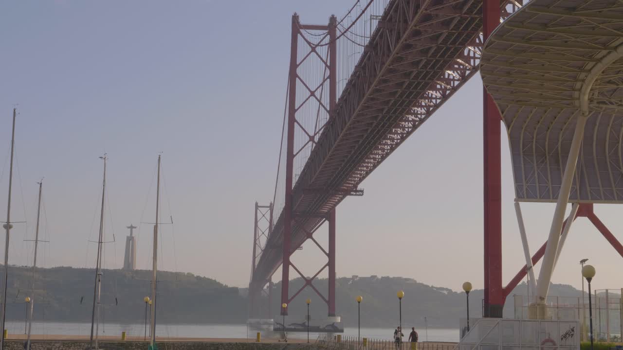 포르투갈 리스본에 있는 25 de abril 다리.