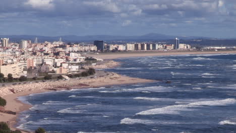 imagen de la ciudad figueira da foz, bañada por el océano atlántico, vista desde el mirador de cabo mondego