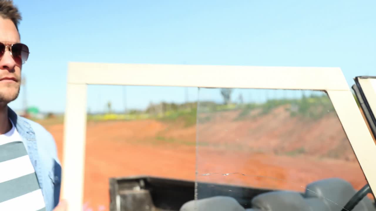 hombre conduciendo un coche en un día soleado 4k