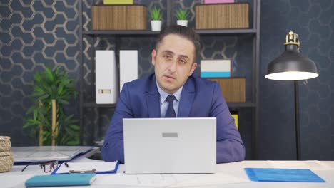 un hombre de negocios aburrido e infeliz.