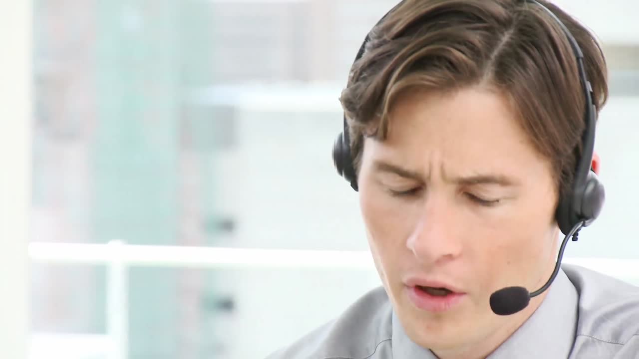 헤드 ⁇ 을 착용 한 매력적인 사업가