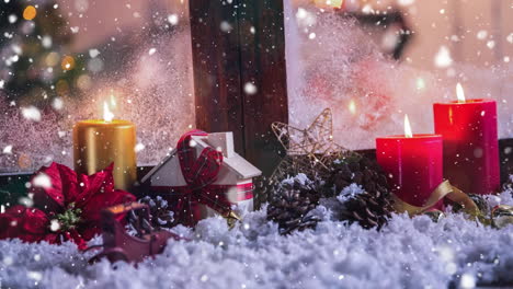 velas y decoración navideña fuera de una ventana combinada con nieve cayendo