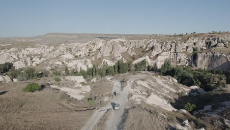 drone-shot-of-Land-Rover-in-Cappadocia