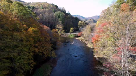 Antena-Del-Río-Nuevo-En-El-Condado-De-Watauga-Nc,-Carolina-Del-Norte-Con-Follaje-De-Otoño