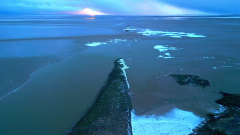 Englisch-Sonnenuntergang-Am-Strand-Bei-Stürmischen-Bedingungen-Am-Jenny-Brown&#39;s-Point-Silverdale