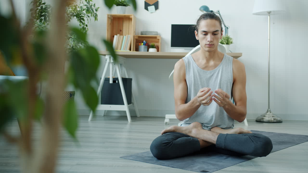 hombre practicando yoga en casa
