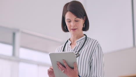 lectura, investigación y médico con tableta