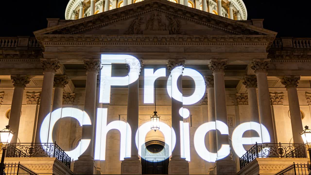 Proiettore in attivazione, proiezione Pro-Scelta che copre le scalinate del Campidoglio di notte, in cerca di attenzione