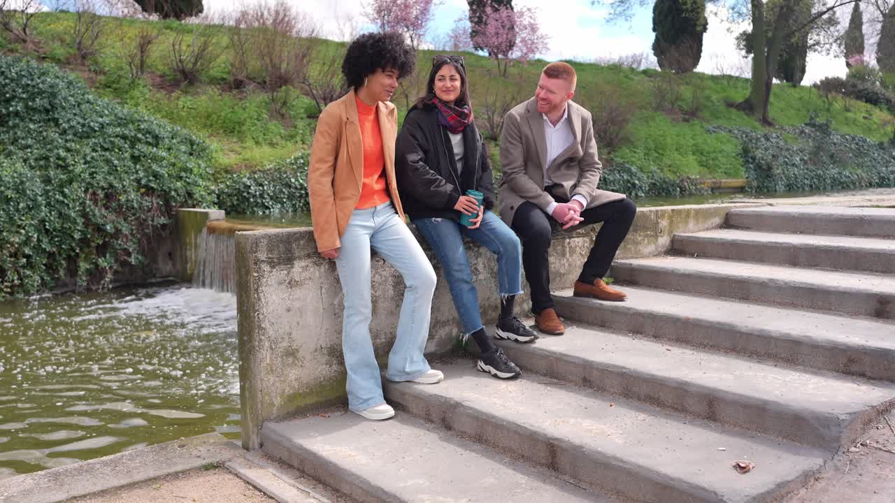 Amigos conversando ao ar livre em um parque