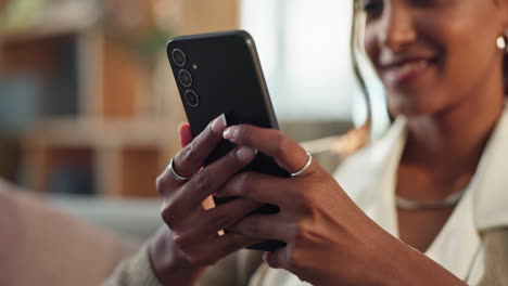 mujer usando un teléfono móvil