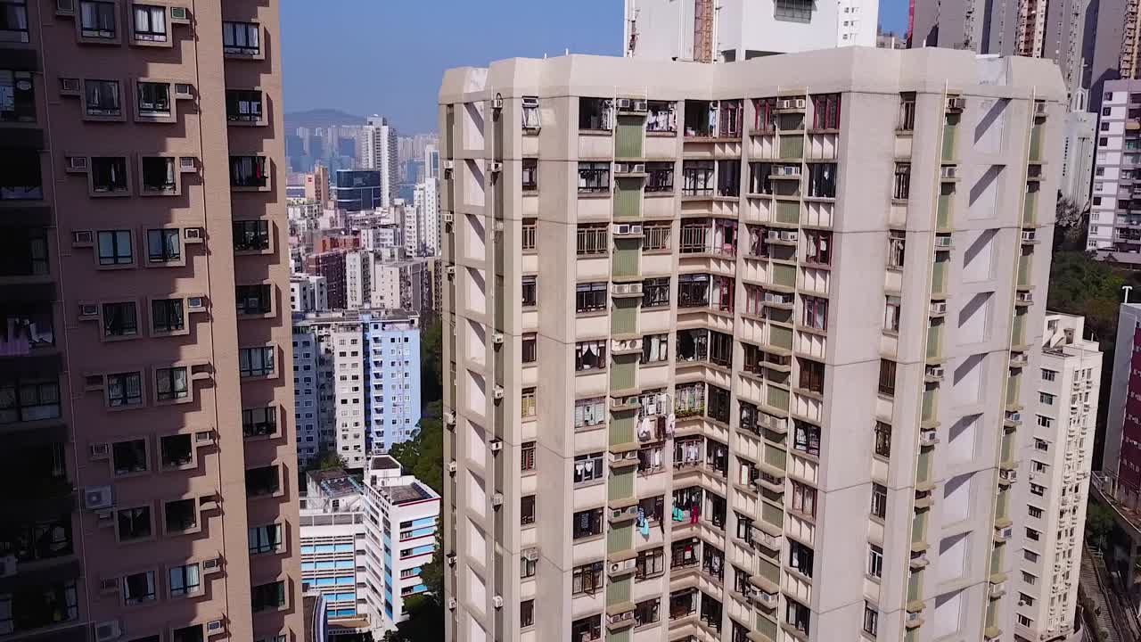 vista aérea de torres de condominios en hong kong, distrito residencial y torres de apartamentos altos, toma de drones de pedestal que revela el paisaje urbano