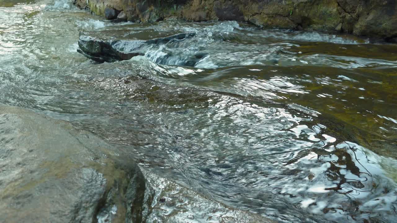 Ruscello che scorre pacifico alla cascata Kbal Chay in un ambiente naturale sereno.